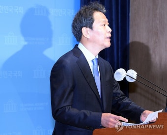 기자회견 하는 임종석 전 비서실장