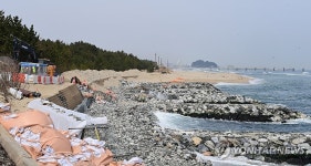 해안침식으로 흉물스럽게 변한 해변