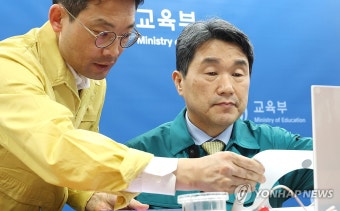 의대 운영대학 총장 간담회 주재하는 이주호 부총리
