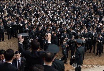 2024년 학군 임관장교에게 인사하는 윤석열 대통령