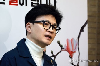 취재진 질문에 답하는 한동훈 비대위원장