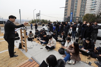 의협 앞에서 기자회견 연 사직 전공의 류옥하다 씨