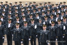 임관 선서하는 육군3사관학교 생도들