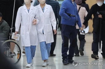 손 붙잡은 의료진