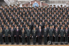 3사관학교 졸업생들과 함께한 한덕수 총리