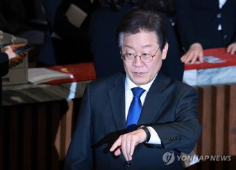 자리로 향하는 이재명 대표