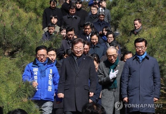 임정요인 묘역 참배 뒤 이동하는 이재명 대표