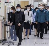 한덕수 총리, 중앙보훈병원 응급의료센터 방문해 의료 공백 현장 점검