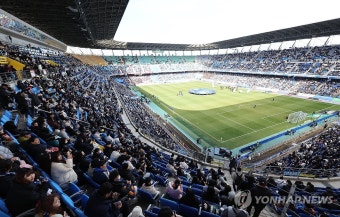프로축구 개막전에 몰린 관중