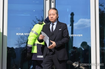 의협 회관 나서는 주수호 의협 비대위 언론홍보위원장