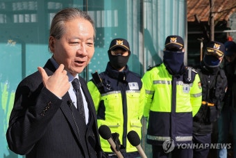 의협 회관 앞에서 입장 밝히는 주수호 언론홍보위원장