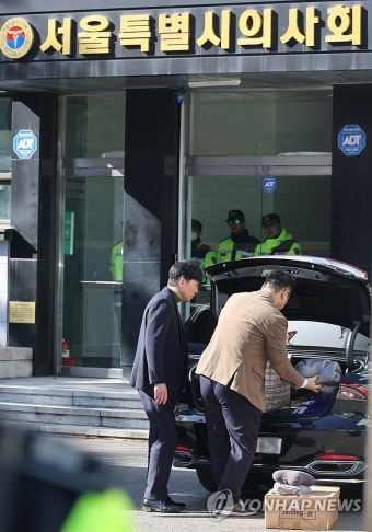 서울시의사회 회장 차량 압수수색하는 경찰
