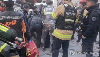 '공천 탈락 반발' 분신 시도한 장일 전 당협위원장 구조하는 경찰