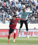 헤딩슛하는 에드가