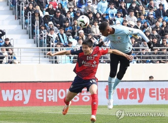 헤딩슛하는 에드가