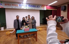 초등학교 입학 기념하는 가족사진