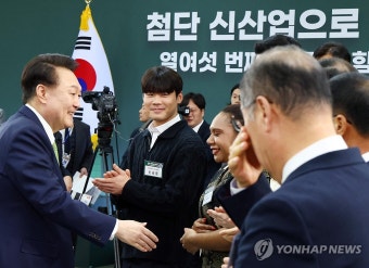 윤석열 대통령, 민생토론회 참석자와 인사