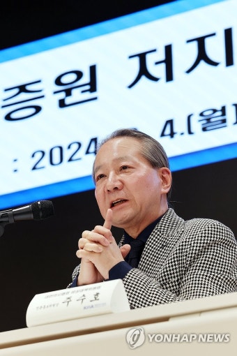 질문에 답하는 주수호 의협 홍보위원장