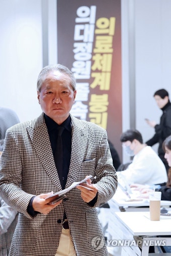 브리핑 마친 주수호 의협 홍보위원장