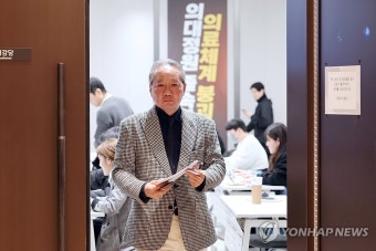 브리핑 마친 주수호 의협 홍보위원장