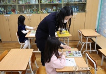 돌봄교실 참여한 어린이들…늘봄학교 2천700개교에서 운영 시작