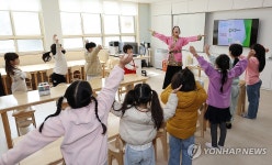 인사하는 늘봄교실 참가 학생들
