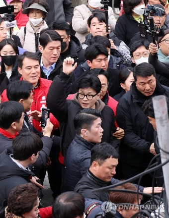 한동훈 비대위원장, 지지자 향해 인사