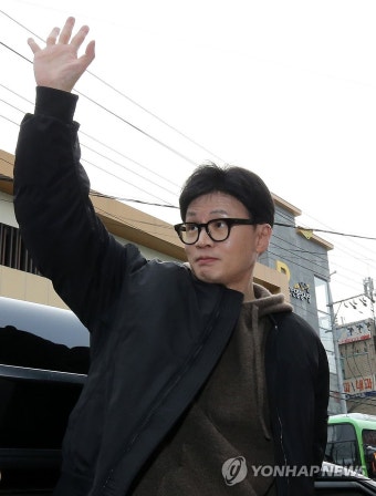 한동훈 비대위원장, 시민들 향해 인사