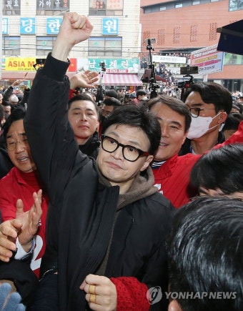 시민들과 인사하는 한동훈 비대위원장