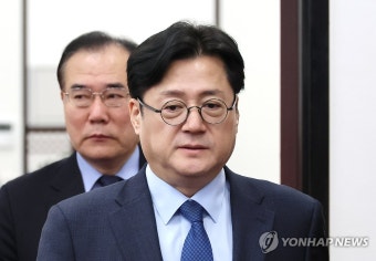 회의 참석하는 홍익표 원내대표