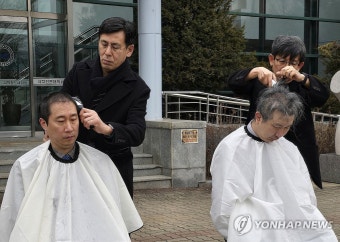 '의대 증원 반발' 강원의대 교수들 삭발