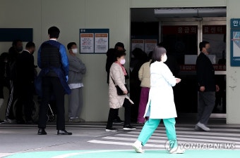 응급실 앞에서 기다리는 환자들…전공의 복귀는 언제쯤?