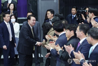 윤석열 대통령, 민생토론회 참석자와 인사