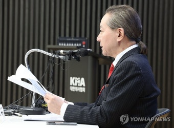브리핑하는 주수호 의협 홍보위원장