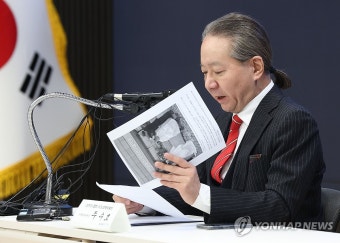 브리핑하는 주수호 의협 홍보위원장