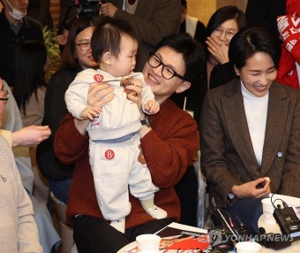 육아맘 간담회 참석한 한동훈 비대위원장