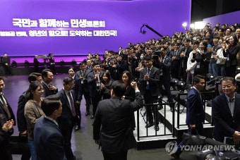 윤석열 대통령, 민생토론회 참석 청년 격려