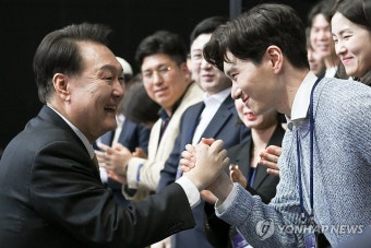윤석열 대통령, 민생토론회 참석 청년 격려
