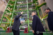SFR 원형로 종합효과시험 시설 참관하는 이종호 장관