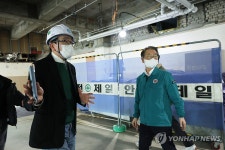 재활센터 증축공사 현장 둘러보는 이정식 장관