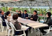치유농장 방문한 김명수 원장