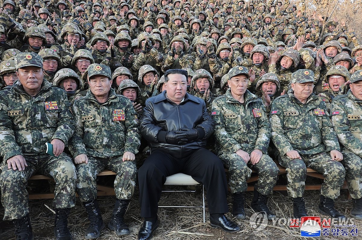 김정은, 러시아 파병부대 지휘관들에게 국가표창 수여식 참석