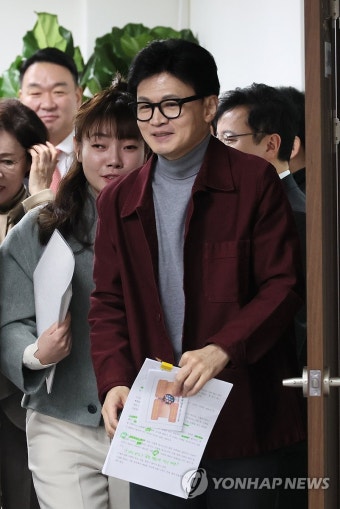 회의 참석하는 한동훈 비상대책위원장