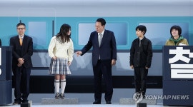 윤석열 대통령, GTX-B 노선 착공기념식 세리머니 참가 어린이와 대화