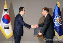 한 총리, 신동천 경인사연 이사장에 임명장 수여