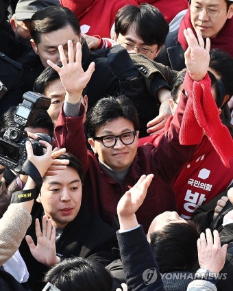 시민들에게 인사하는 한동훈 비대위원장