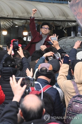 시민들에게 인사하는 한동훈 비대위원장