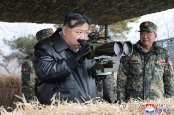 북한 김정은, '적 수도 타격권' 포사격훈련 지도