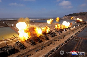 북한 김정은, '적 수도 타격권' 포사격훈련 지도