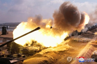 북한 김정은, '적 수도 타격권' 포사격훈련 지도